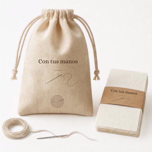 Bolsita de algodón «Con tus manos» con las tarjetas del kit, aguja e hilo
